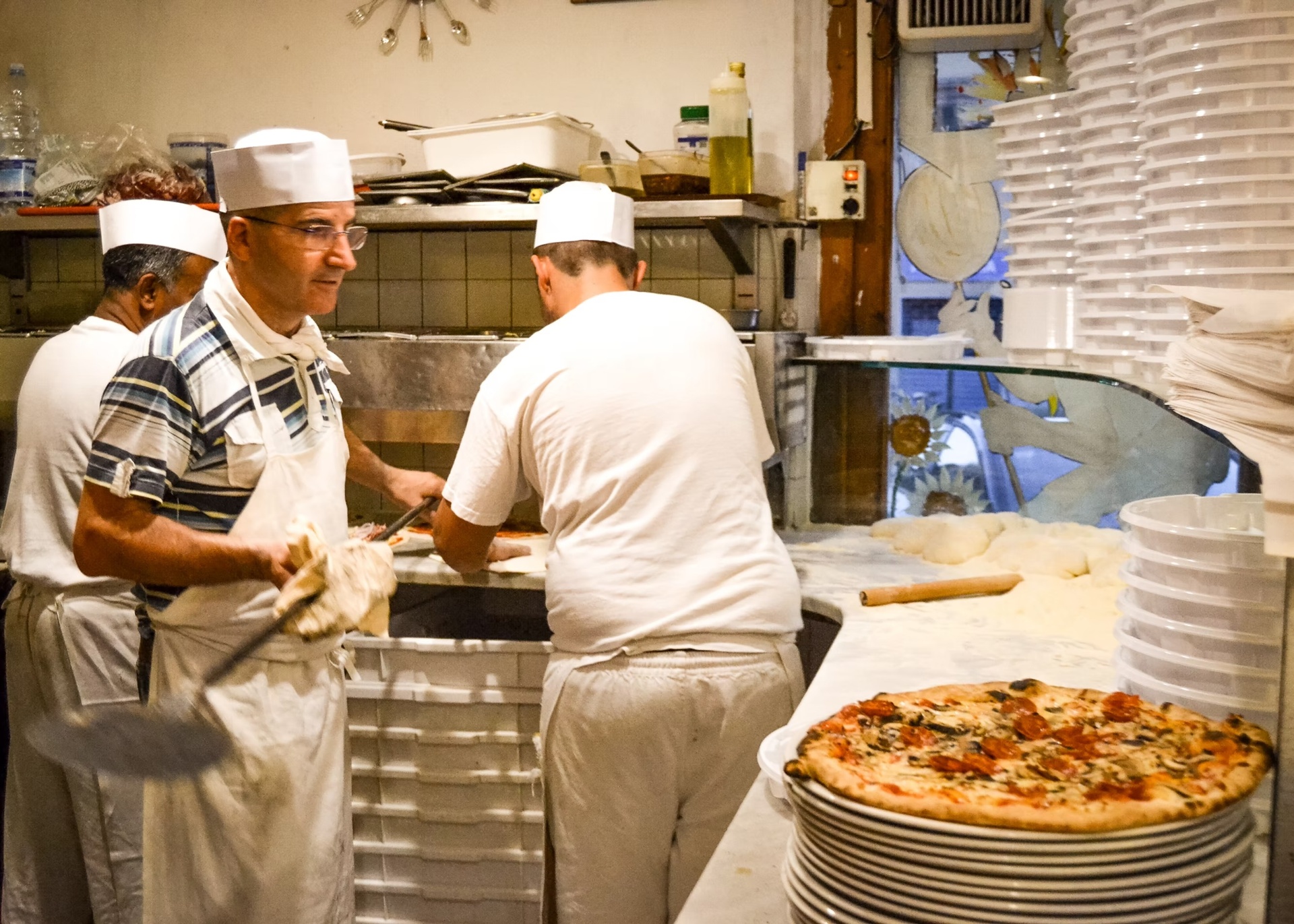 I pizzaioli al lavoro
